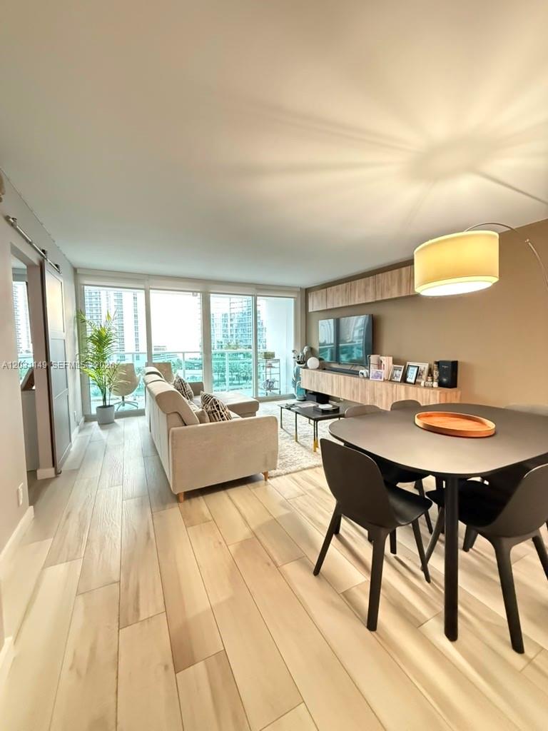 Ver detalles 912 1 / 2 991 sq. ft. $ 2026-06-04 0 foto
