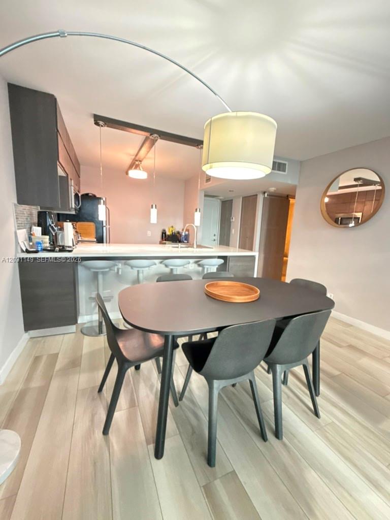 Ver detalles 912 1 / 2 991 sq. ft. $ 2026-06-04 0 foto