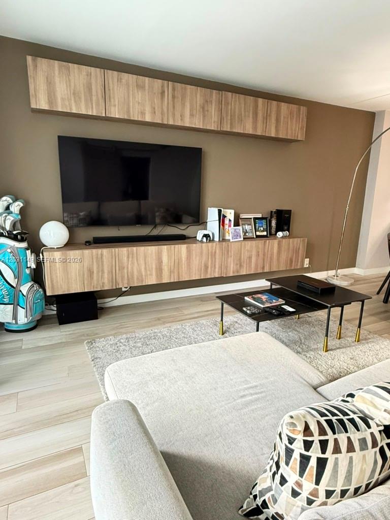 Ver detalles 912 1 / 2 991 sq. ft. $ 2026-06-04 0 foto
