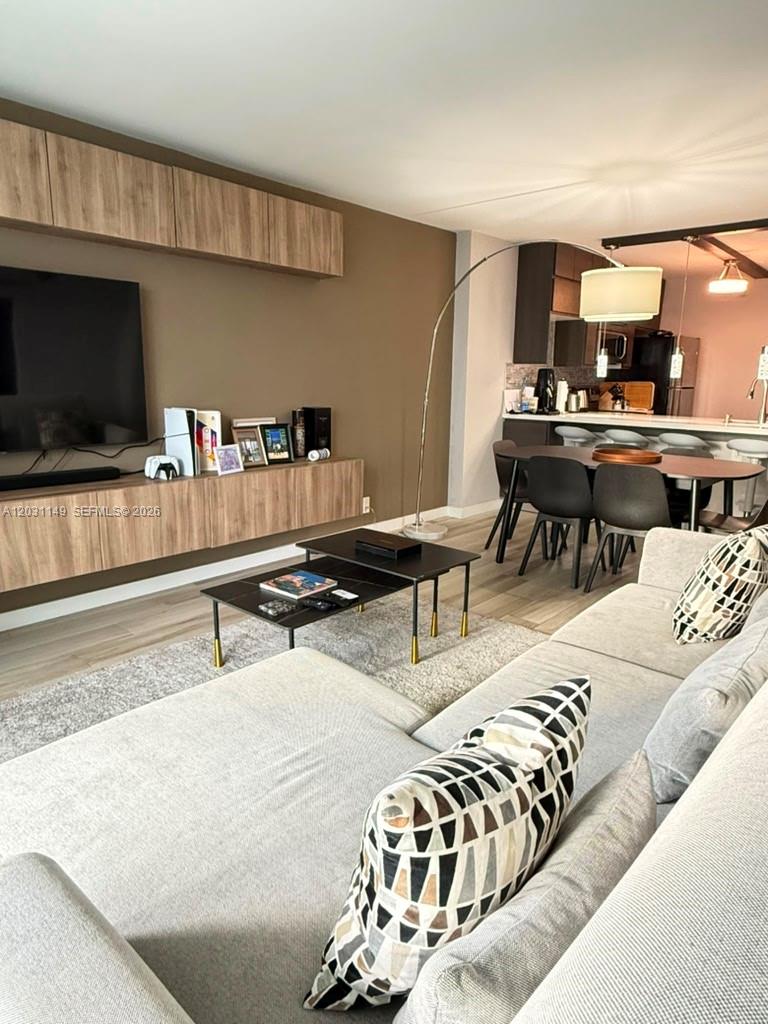 Ver detalles 912 1 / 2 991 sq. ft. $ 2026-06-04 0 foto