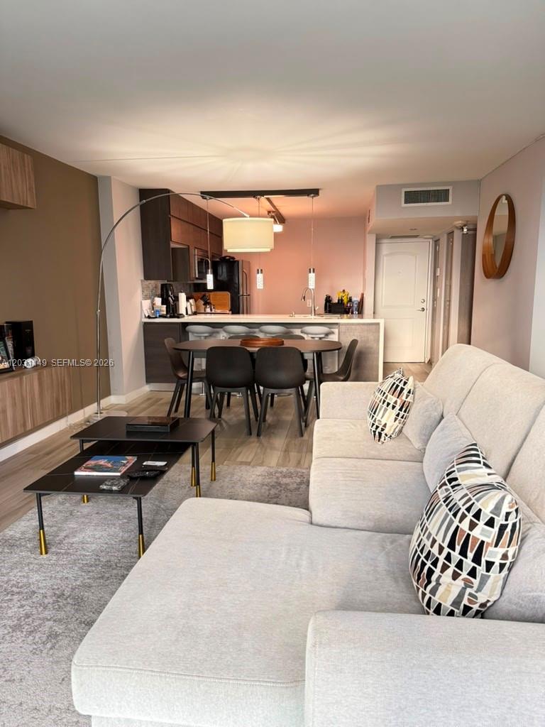 Ver detalles 912 1 / 2 991 sq. ft. $ 2026-06-04 0 foto