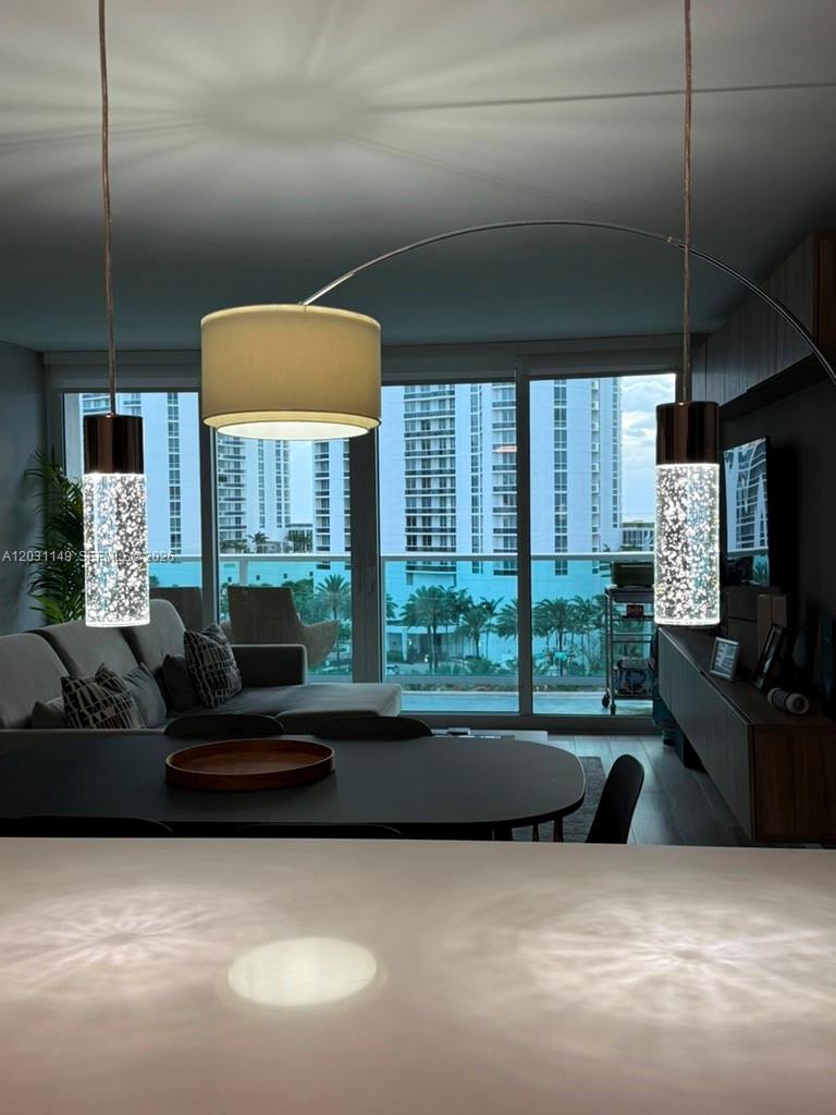 Ver detalles 912 1 / 2 991 sq. ft. $ 2026-06-04 0 foto