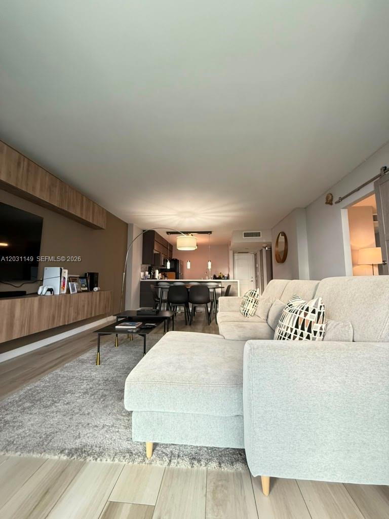 Ver detalles 912 1 / 2 991 sq. ft. $ 2026-06-04 0 foto