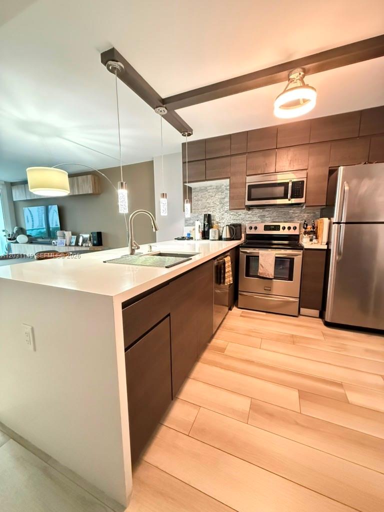 Ver detalles 912 1 / 2 991 sq. ft. $ 2026-06-04 0 foto