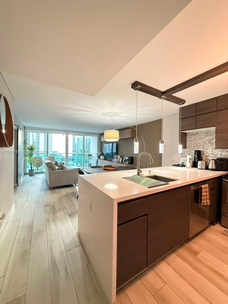 Ver detalles 912 1 / 2 991 sq. ft. $ 2026-06-04 0 foto