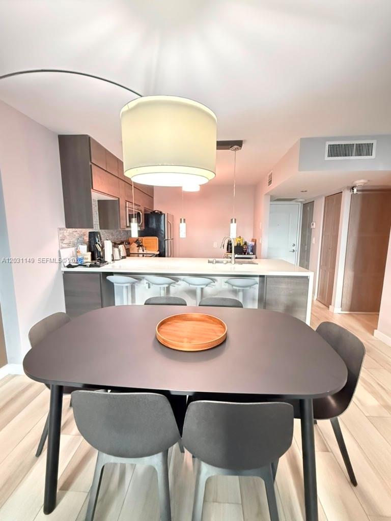 Ver detalles 912 1 / 2 991 sq. ft. $ 2026-06-04 0 foto