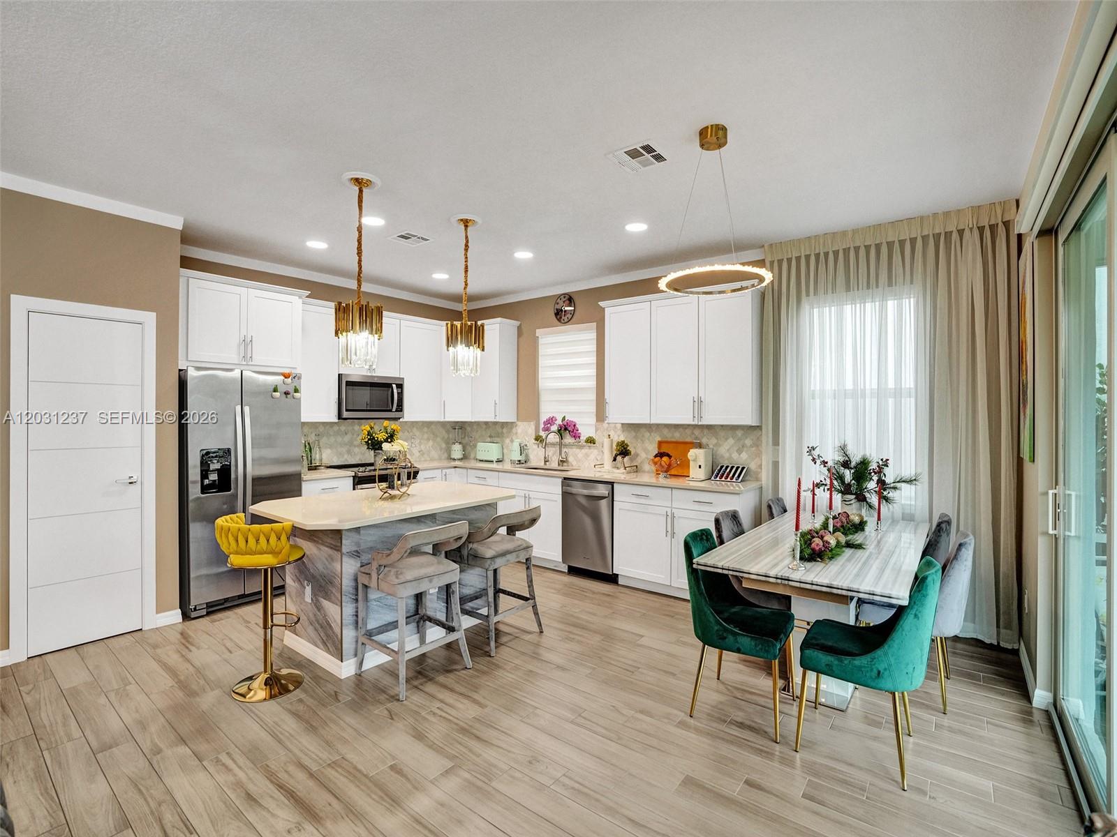 Ver detalles 4414 3 / 3 1881 sq. ft. $ 2026-06-04 0 foto