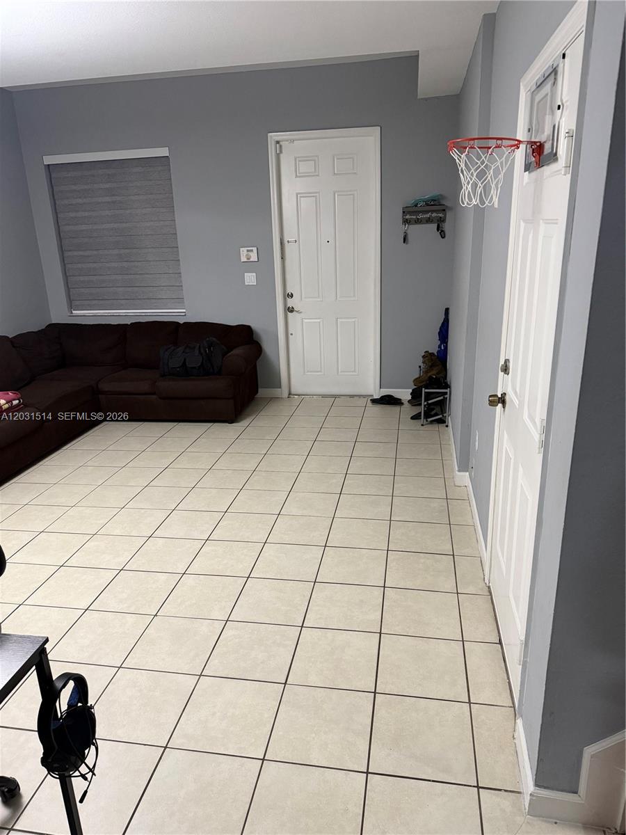 Ver detalles 901 3 / 3 1590 sq. ft. $ 2026-06-04 0 foto
