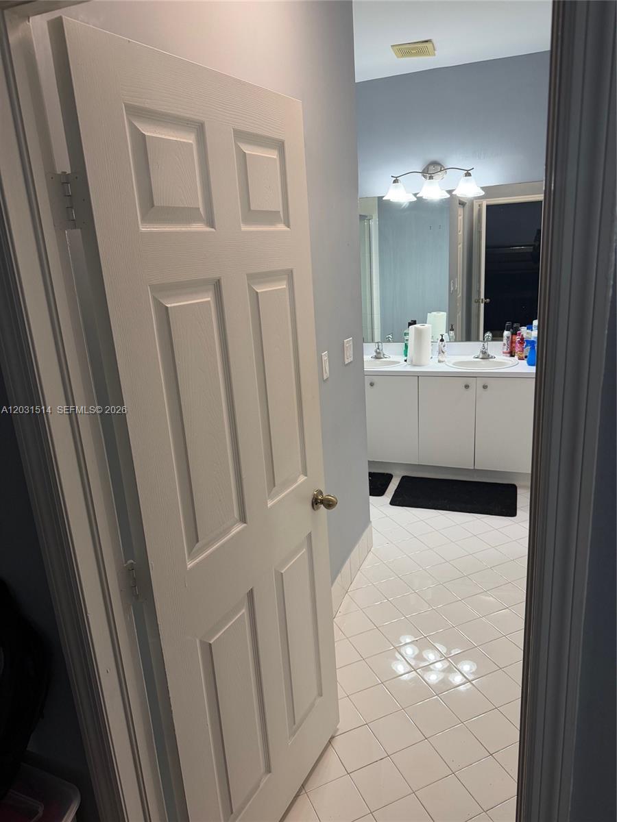 Ver detalles 901 3 / 3 1590 sq. ft. $ 2026-06-04 0 foto