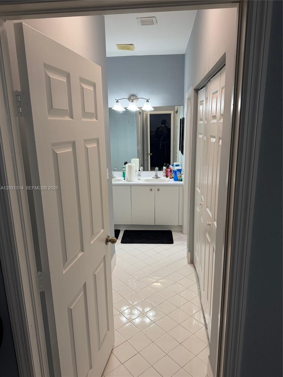 Ver detalles 901 3 / 3 1590 sq. ft. $ 2026-06-04 0 foto