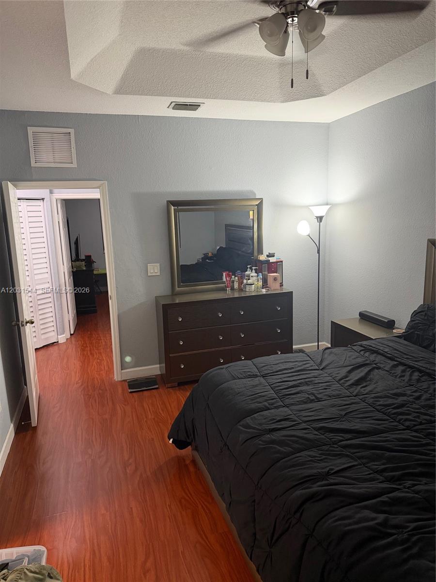 Ver detalles 901 3 / 3 1590 sq. ft. $ 2026-06-04 0 foto