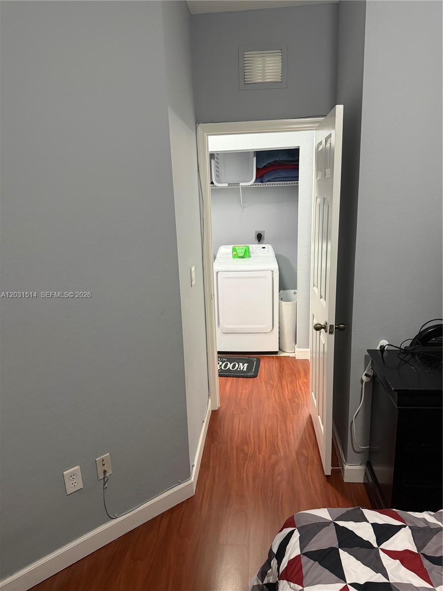 Ver detalles 901 3 / 3 1590 sq. ft. $ 2026-06-04 0 foto