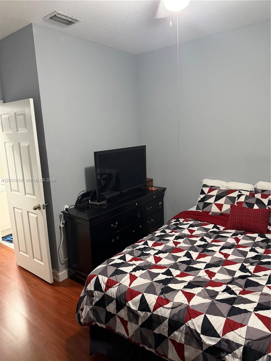 Ver detalles 901 3 / 3 1590 sq. ft. $ 2026-06-04 0 foto