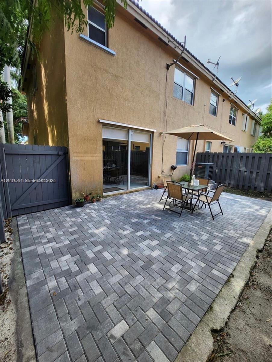 Ver detalles 901 3 / 3 1590 sq. ft. $ 2026-06-04 0 foto