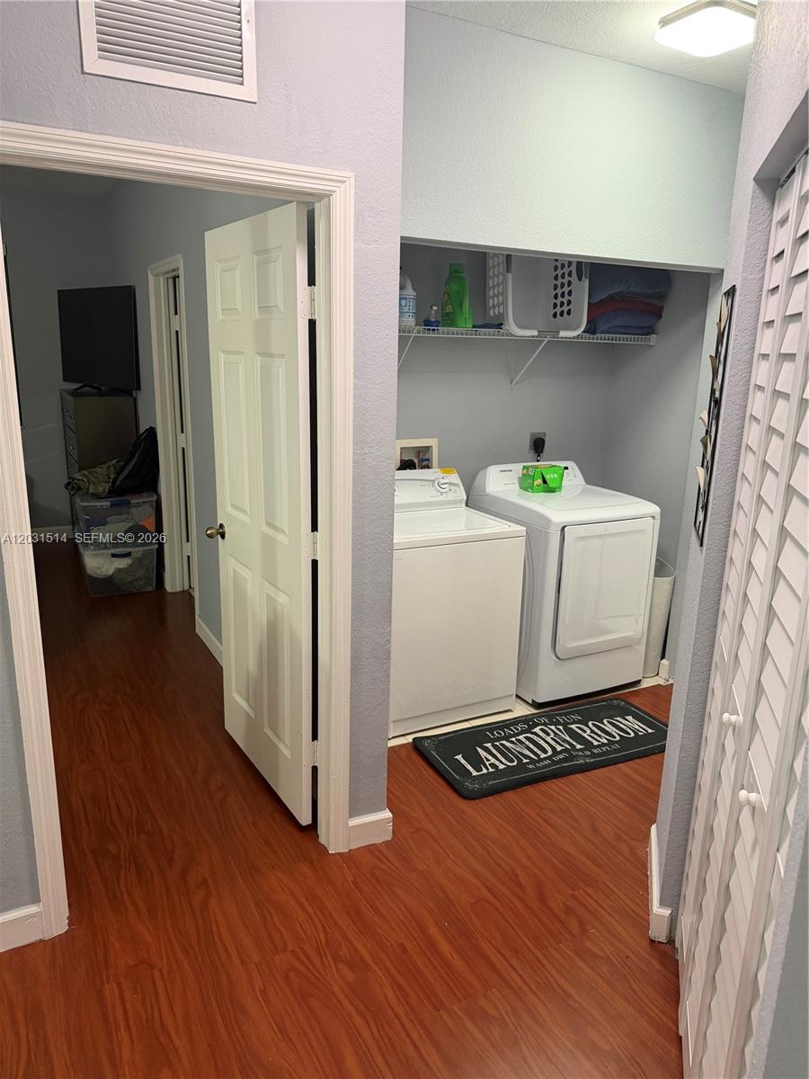 Ver detalles 901 3 / 3 1590 sq. ft. $ 2026-06-04 0 foto