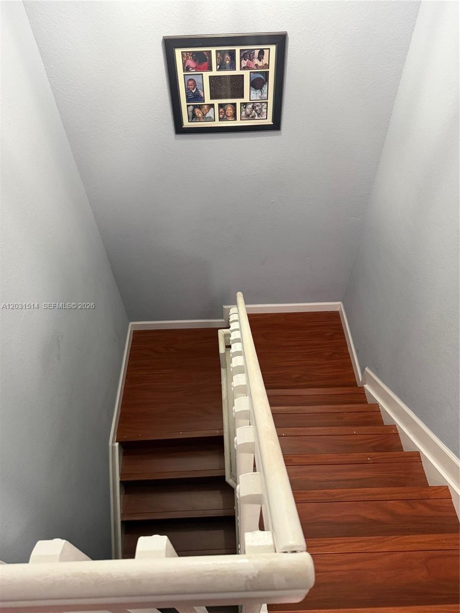 Ver detalles 901 3 / 3 1590 sq. ft. $ 2026-06-04 0 foto