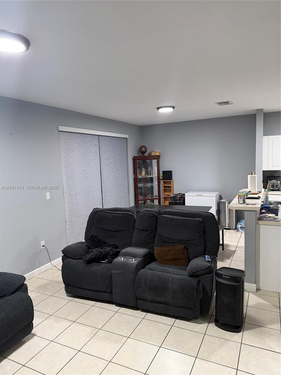 Ver detalles 901 3 / 3 1590 sq. ft. $ 2026-06-04 0 foto
