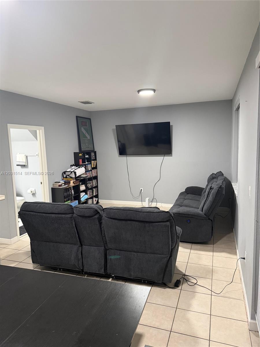 Ver detalles 901 3 / 3 1590 sq. ft. $ 2026-06-04 0 foto
