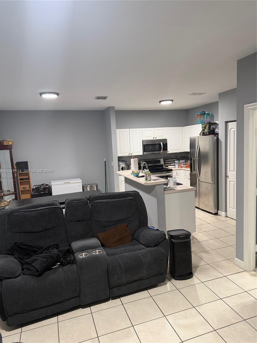 Ver detalles 901 3 / 3 1590 sq. ft. $ 2026-06-04 0 foto