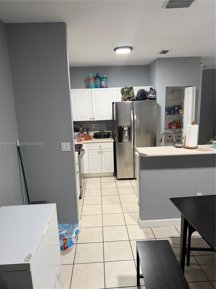 Ver detalles 901 3 / 3 1590 sq. ft. $ 2026-06-04 0 foto