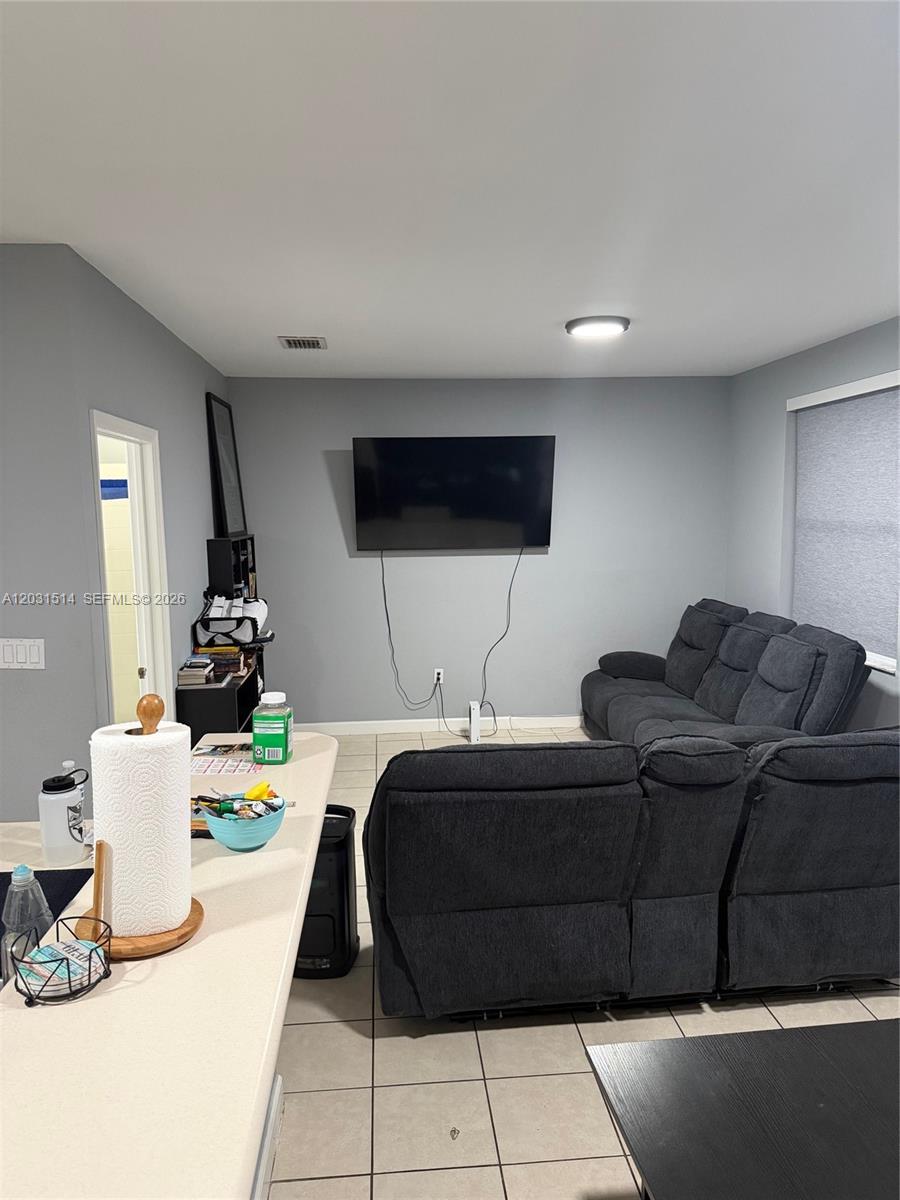 Ver detalles 901 3 / 3 1590 sq. ft. $ 2026-06-04 0 foto