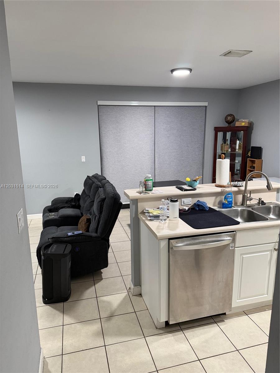 Ver detalles 901 3 / 3 1590 sq. ft. $ 2026-06-04 0 foto