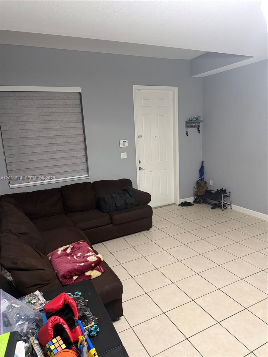 Ver detalles 901 3 / 3 1590 sq. ft. $ 2026-06-04 0 foto