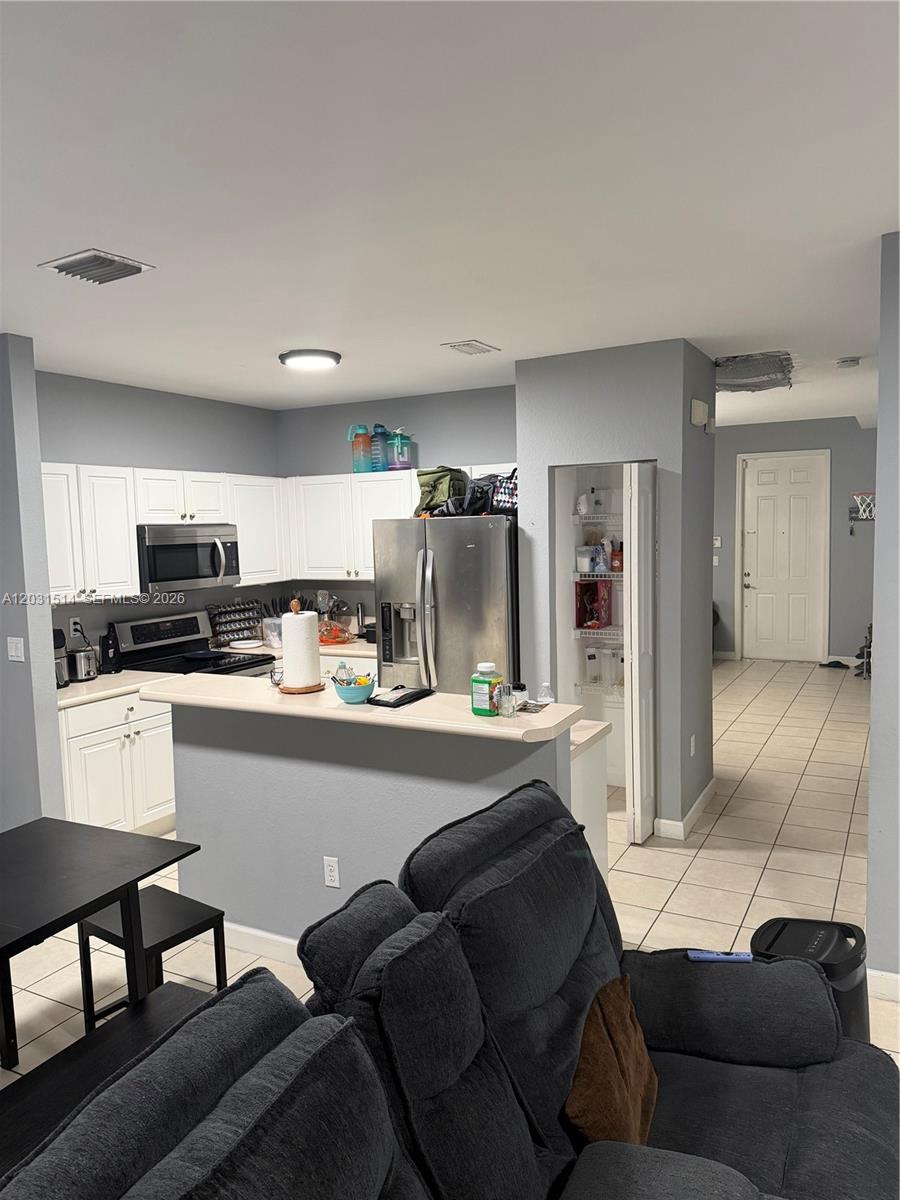 Ver detalles 901 3 / 3 1590 sq. ft. $ 2026-06-04 0 foto