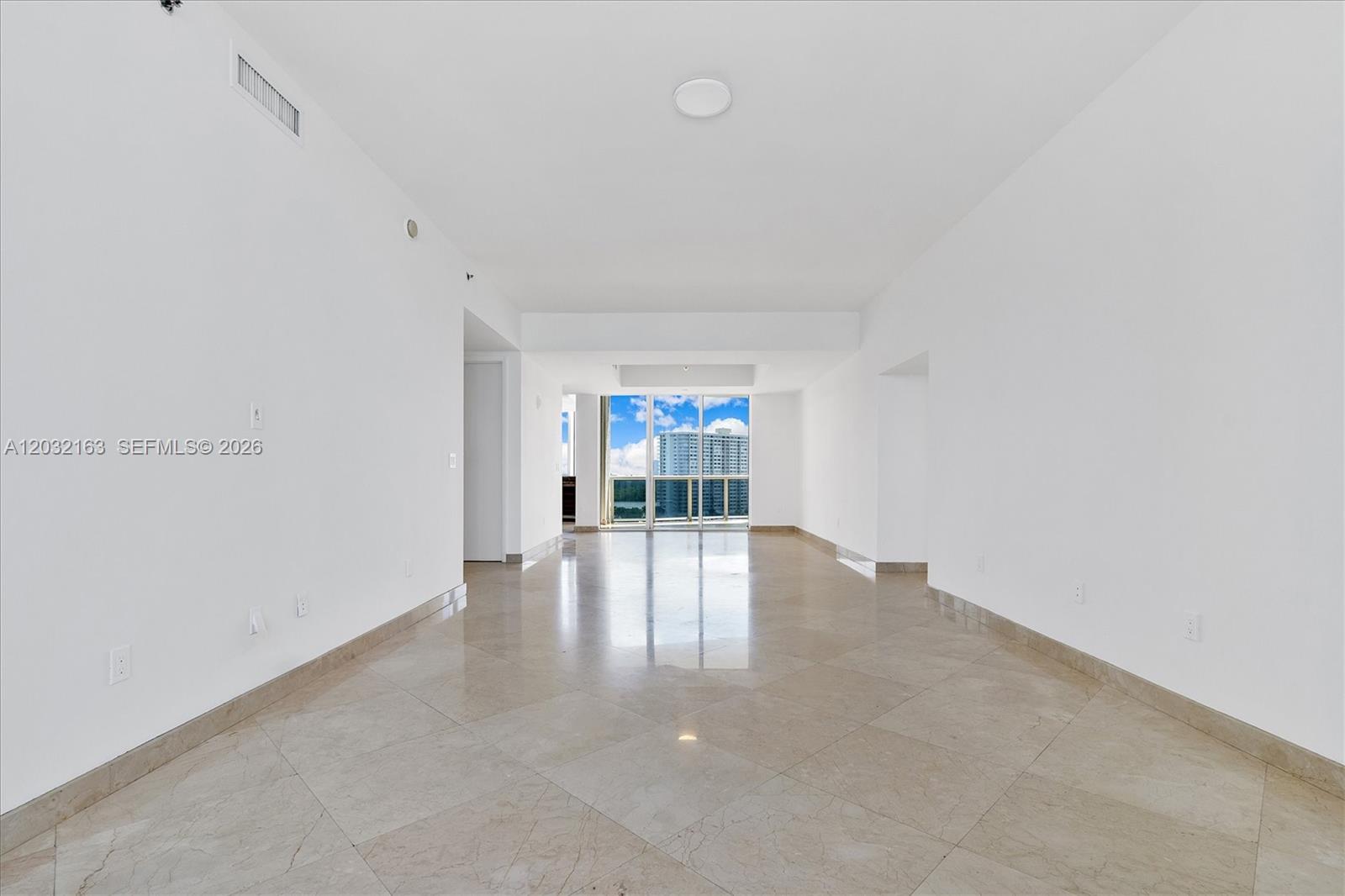 Ver detalles 904 3 / 4 2327 sq. ft. $ 2026-06-05 0 foto
