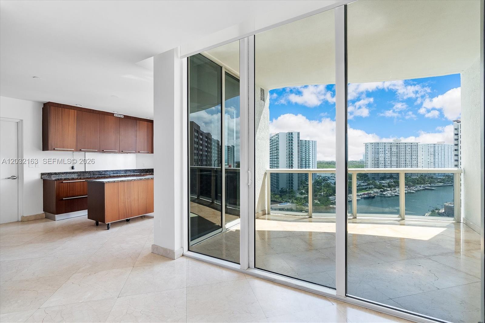 Ver detalles 904 3 / 4 2327 sq. ft. $ 2026-06-05 0 foto