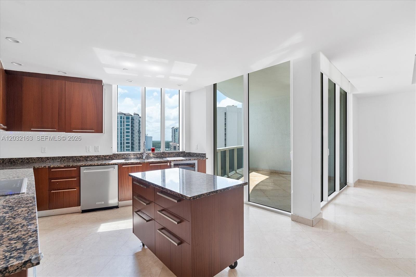 Ver detalles 904 3 / 4 2327 sq. ft. $ 2026-06-05 0 foto