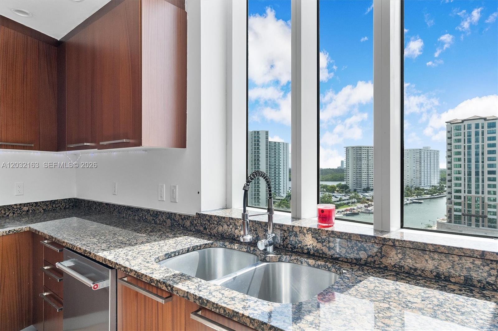 Ver detalles 904 3 / 4 2327 sq. ft. $ 2026-06-05 0 foto