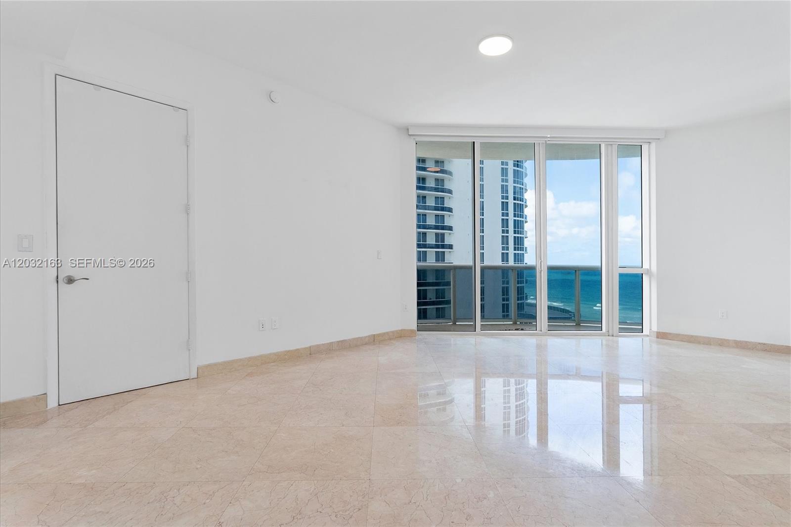 Ver detalles 904 3 / 4 2327 sq. ft. $ 2026-06-05 0 foto