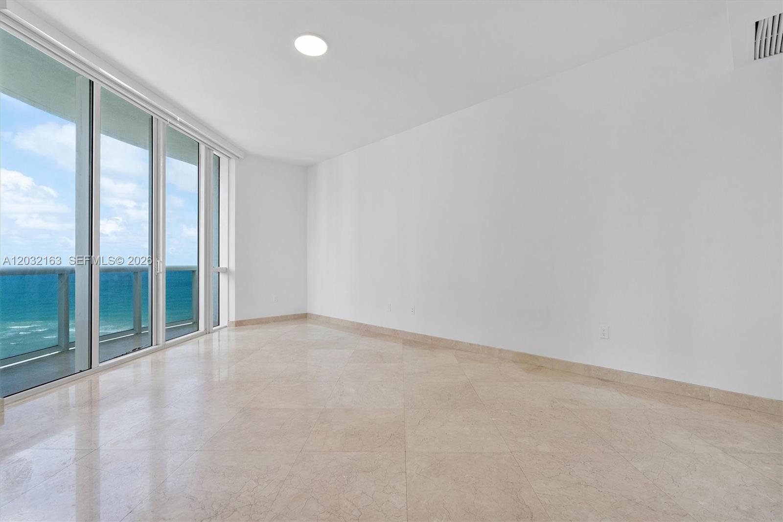 Ver detalles 904 3 / 4 2327 sq. ft. $ 2026-06-05 0 foto