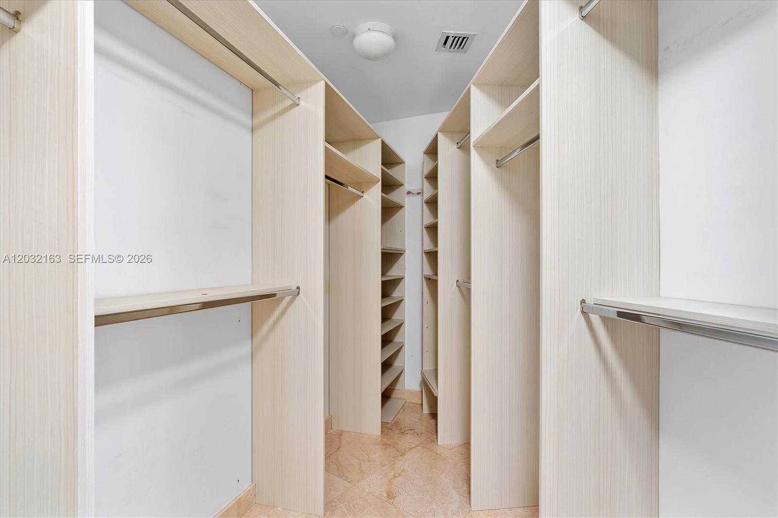Ver detalles 904 3 / 4 2327 sq. ft. $ 2026-06-05 0 foto