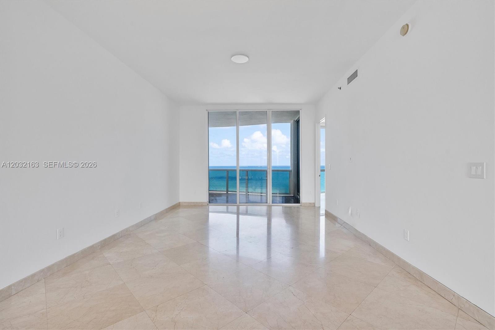 Ver detalles 904 3 / 4 2327 sq. ft. $ 2026-06-05 0 foto