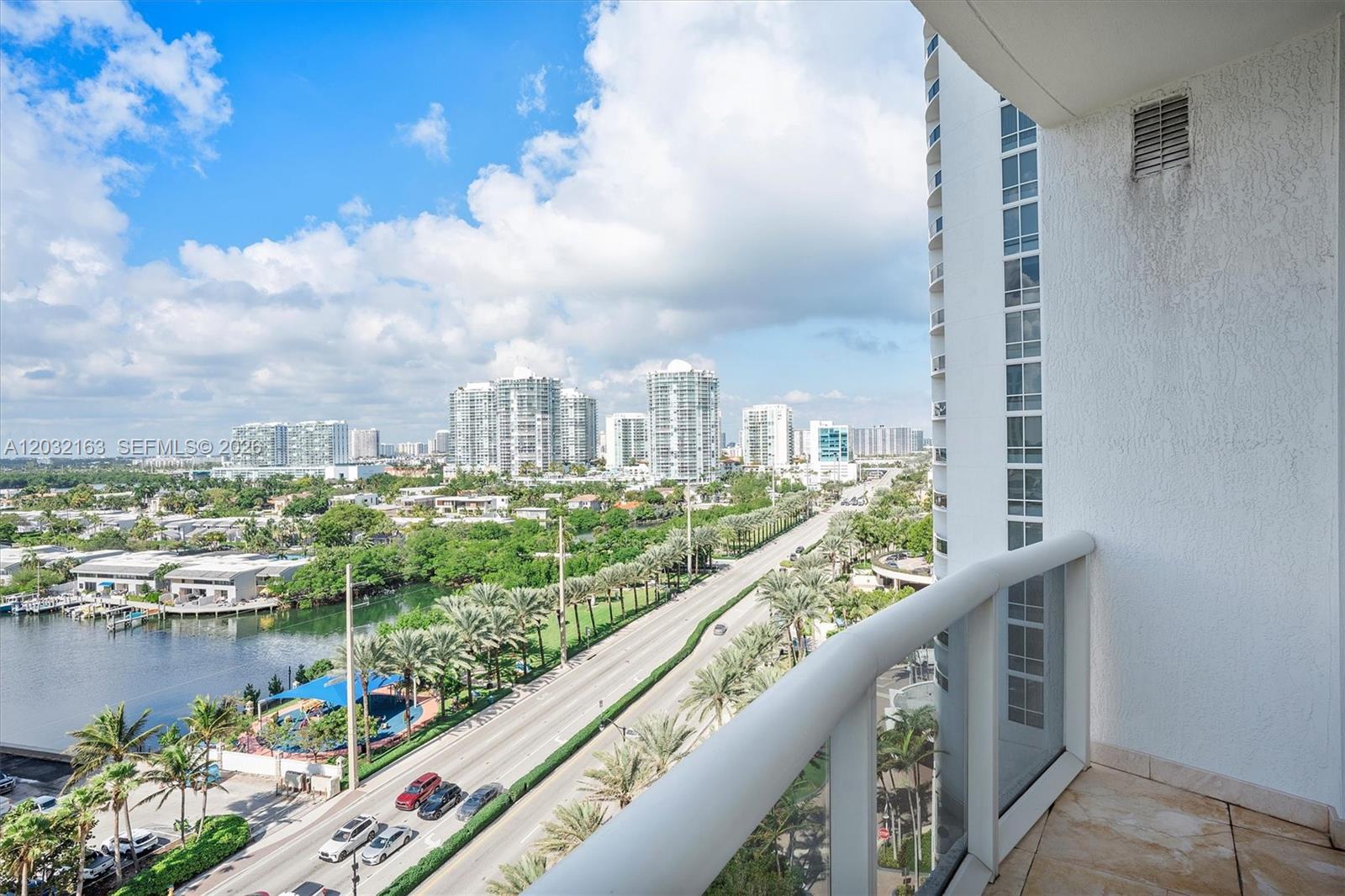 Ver detalles 904 3 / 4 2327 sq. ft. $ 2026-06-05 0 foto