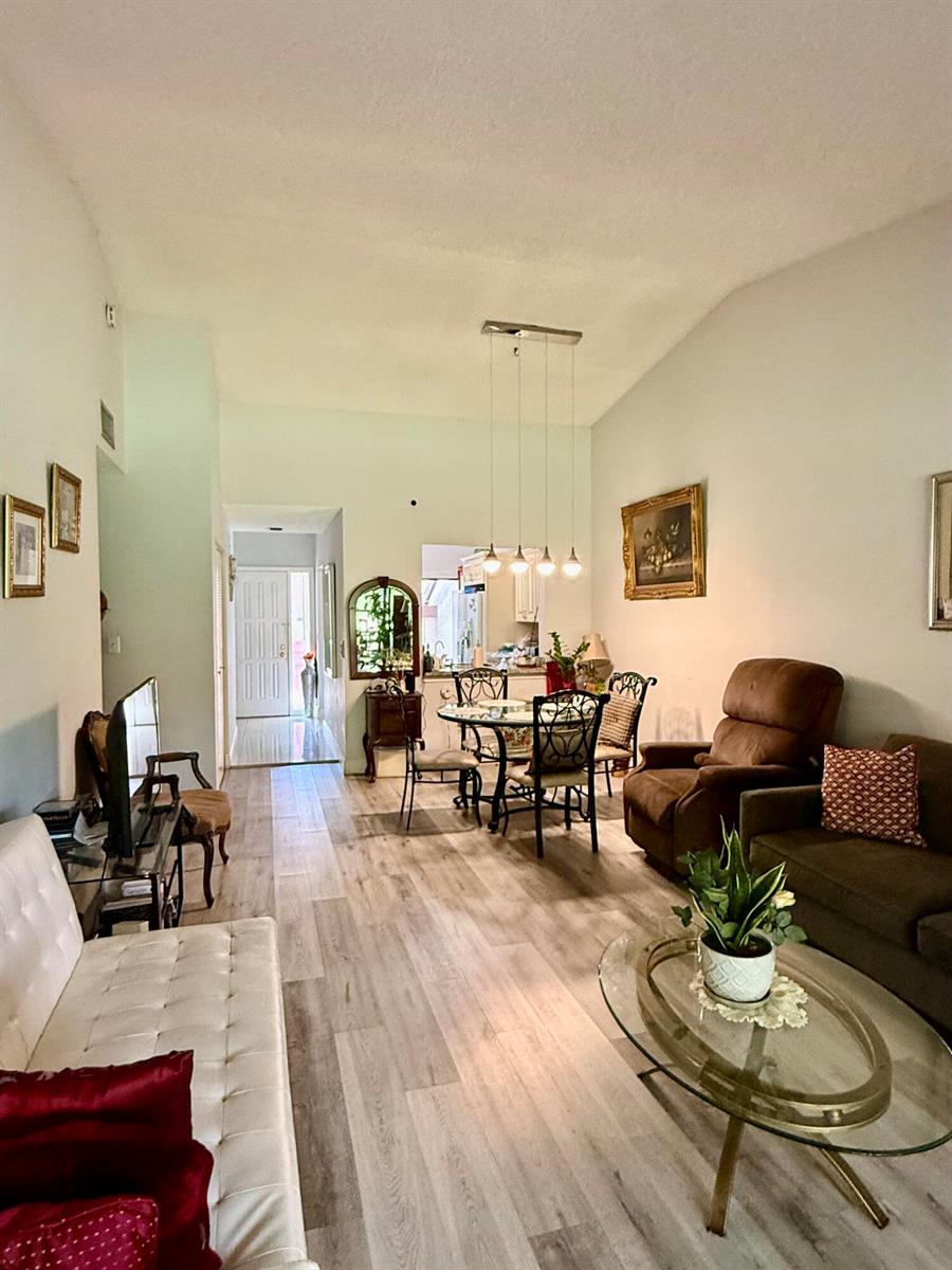 B 2 / 2 1123 sq. ft. $ 2026-07-24 0 foto