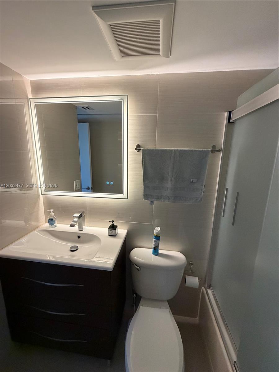 Photo of 3300 192nd St #1109, Aventura, Florida, 33180 - Full Second Bathroom