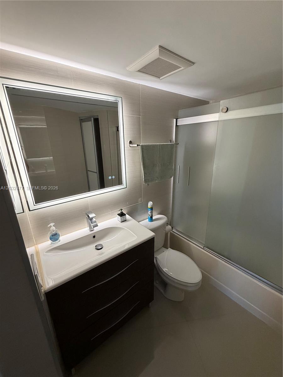 Photo of 3300 192nd St #1109, Aventura, Florida, 33180 - Full Second Bathroom