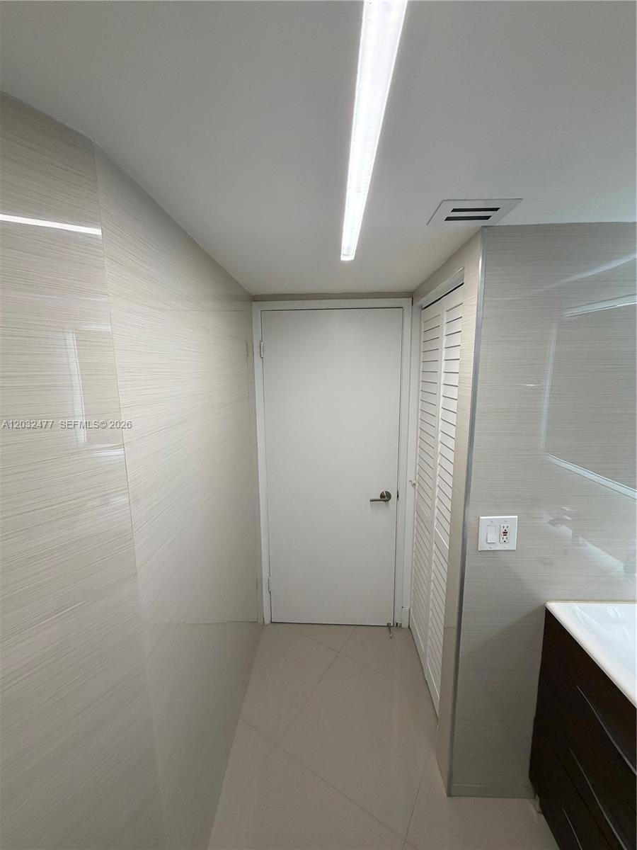 Photo of 3300 192nd St #1109, Aventura, Florida, 33180 - Full Second Bathroom