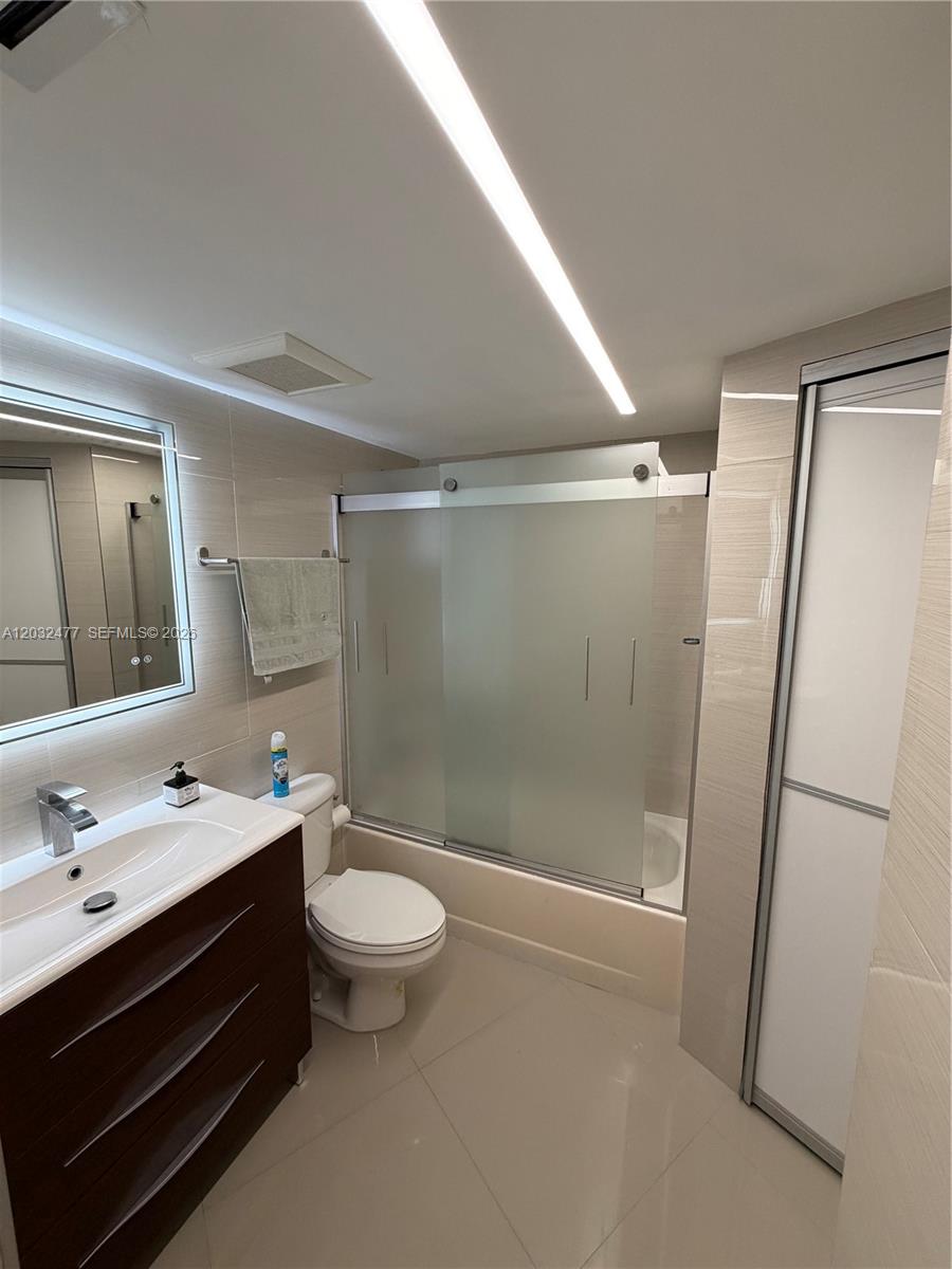 Photo of 3300 192nd St #1109, Aventura, Florida, 33180 - Full Second Bathroom