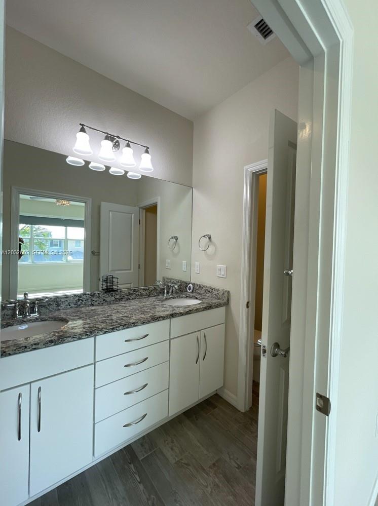 4920 3 / 3 1421 sq. ft. $ 2026-06-07 0 foto