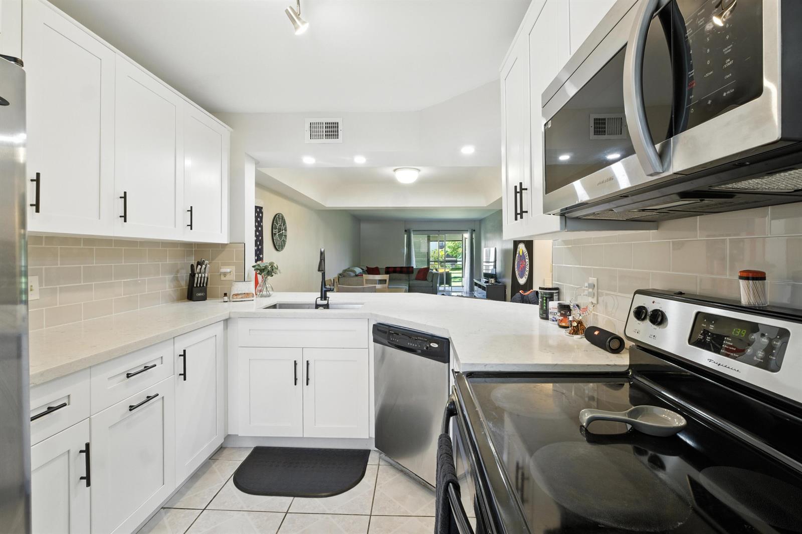 202 2 / 2 1160 sq. ft. $ 2026-06-20 0 Photo