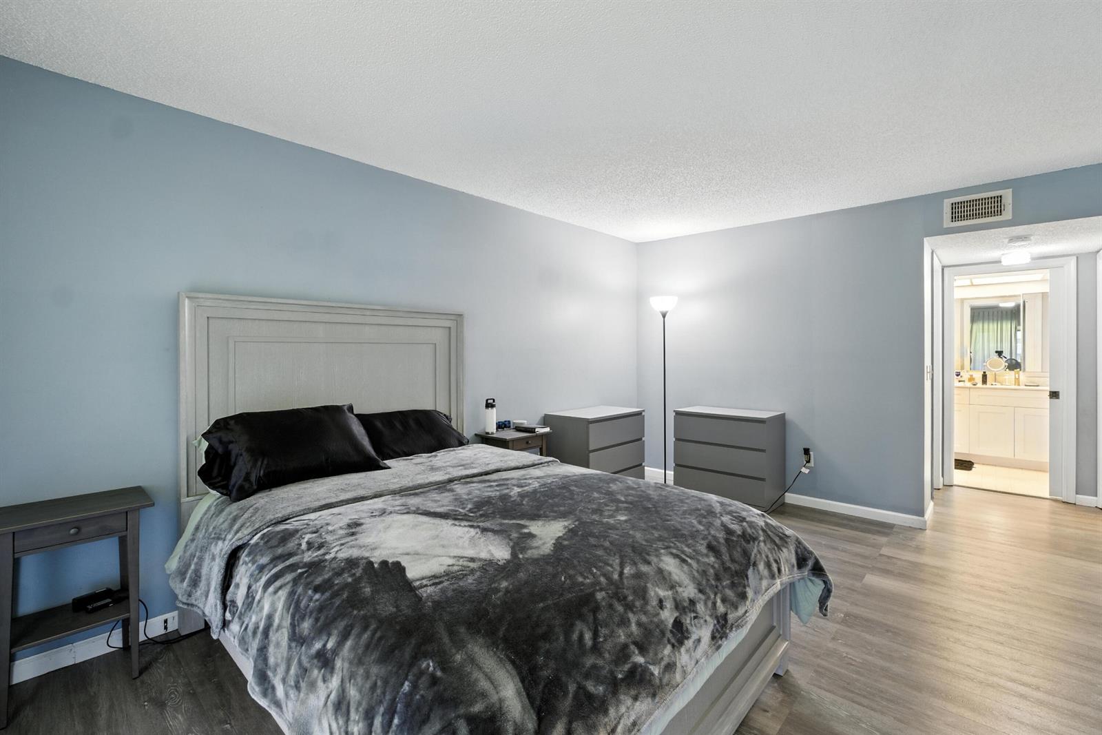 202 2 / 2 1160 sq. ft. $ 2026-06-20 0 Photo