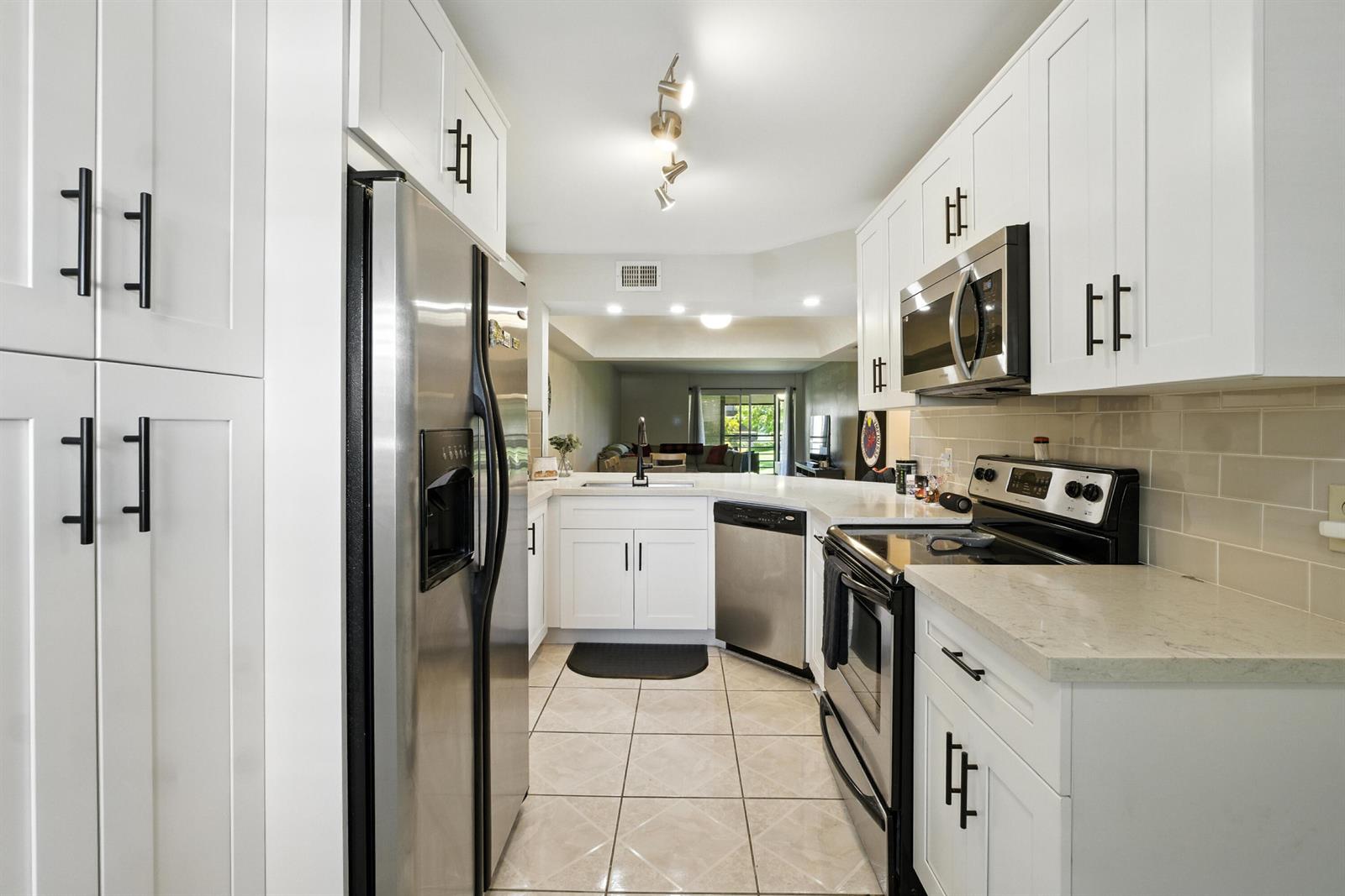 202 2 / 2 1160 sq. ft. $ 2026-06-20 0 Photo