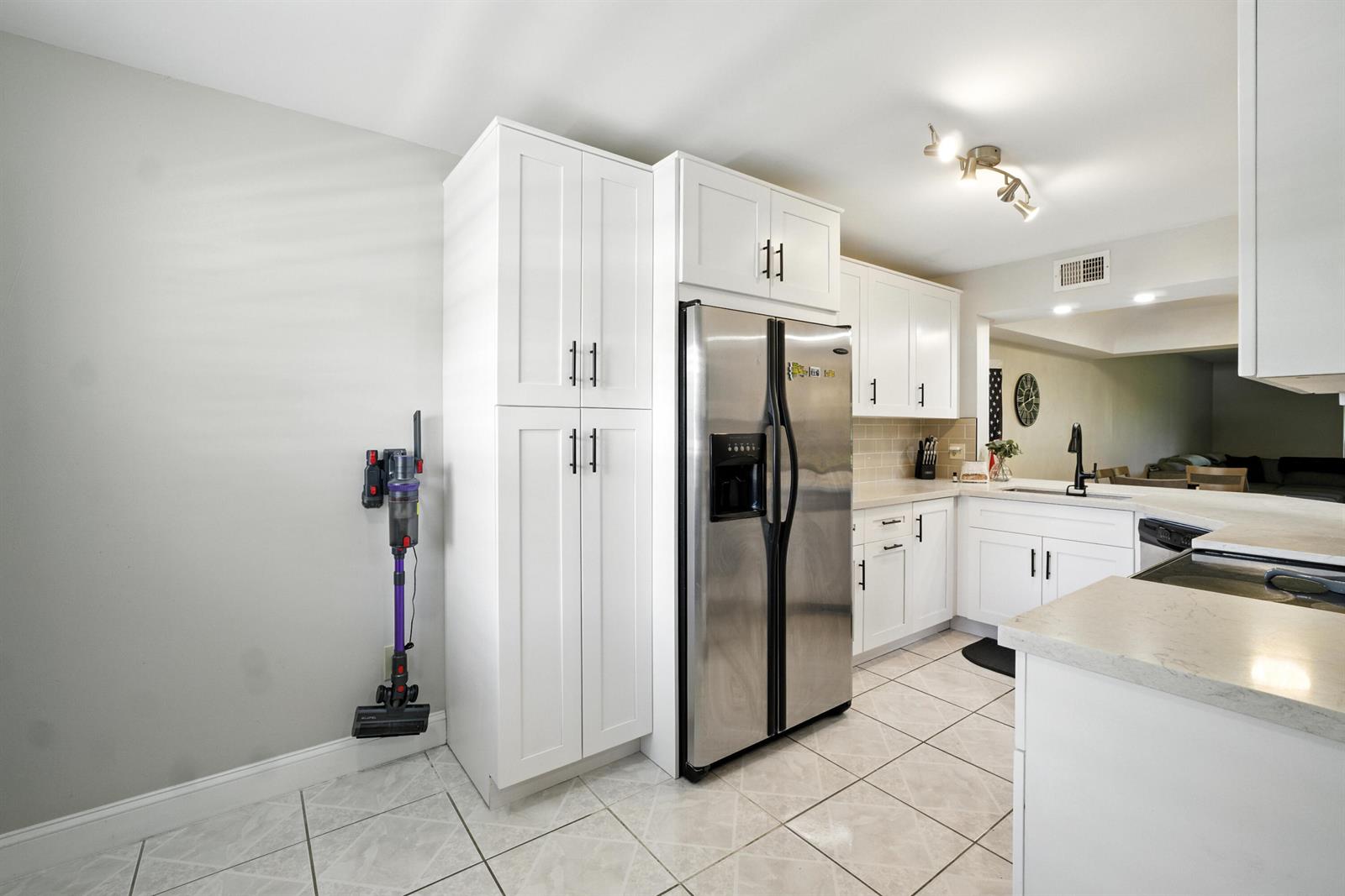 202 2 / 2 1160 sq. ft. $ 2026-06-20 0 Photo