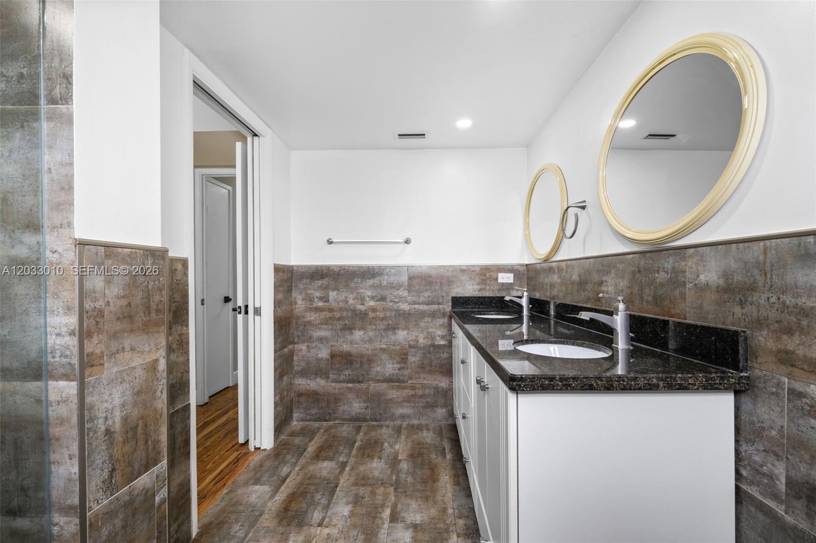 See details 302-1 2 / 2 1674 sq. ft. $ 2026-06-08 0 Photo