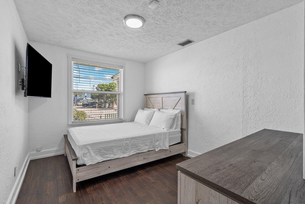   / 0 1233 sq. ft. $ 2026-06-18 0 foto