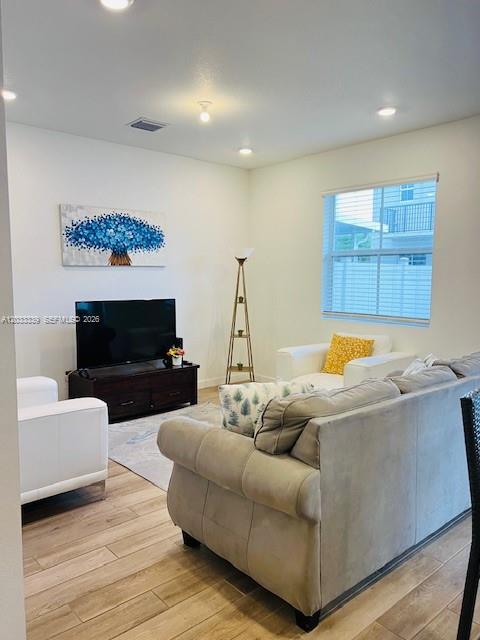  3 / 3 1628 sq. ft. $ 2026-07-09 0 foto